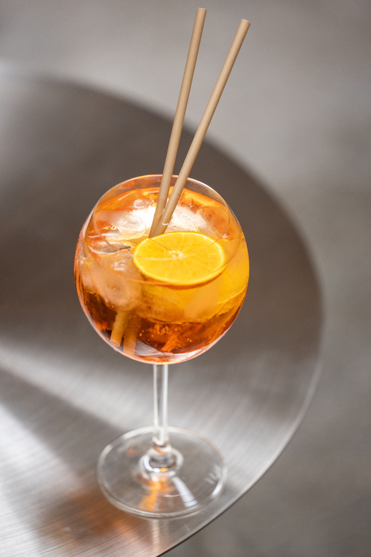 Cocktail Spritz orange préparé par le barman