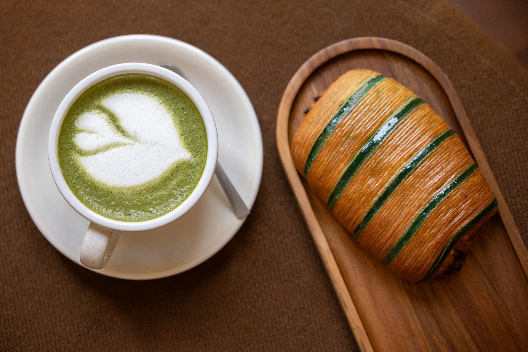 Matcha latte servi en tasse blanche, vue de dessus