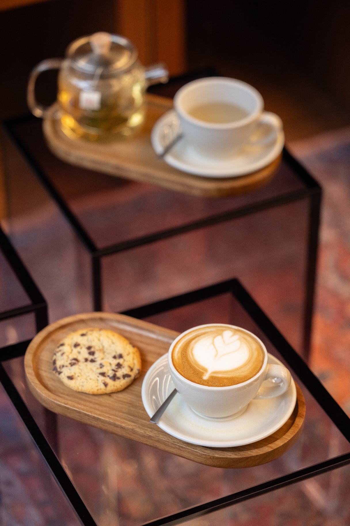 Plateau de boissons servi au comptoir de Sound and Coffee